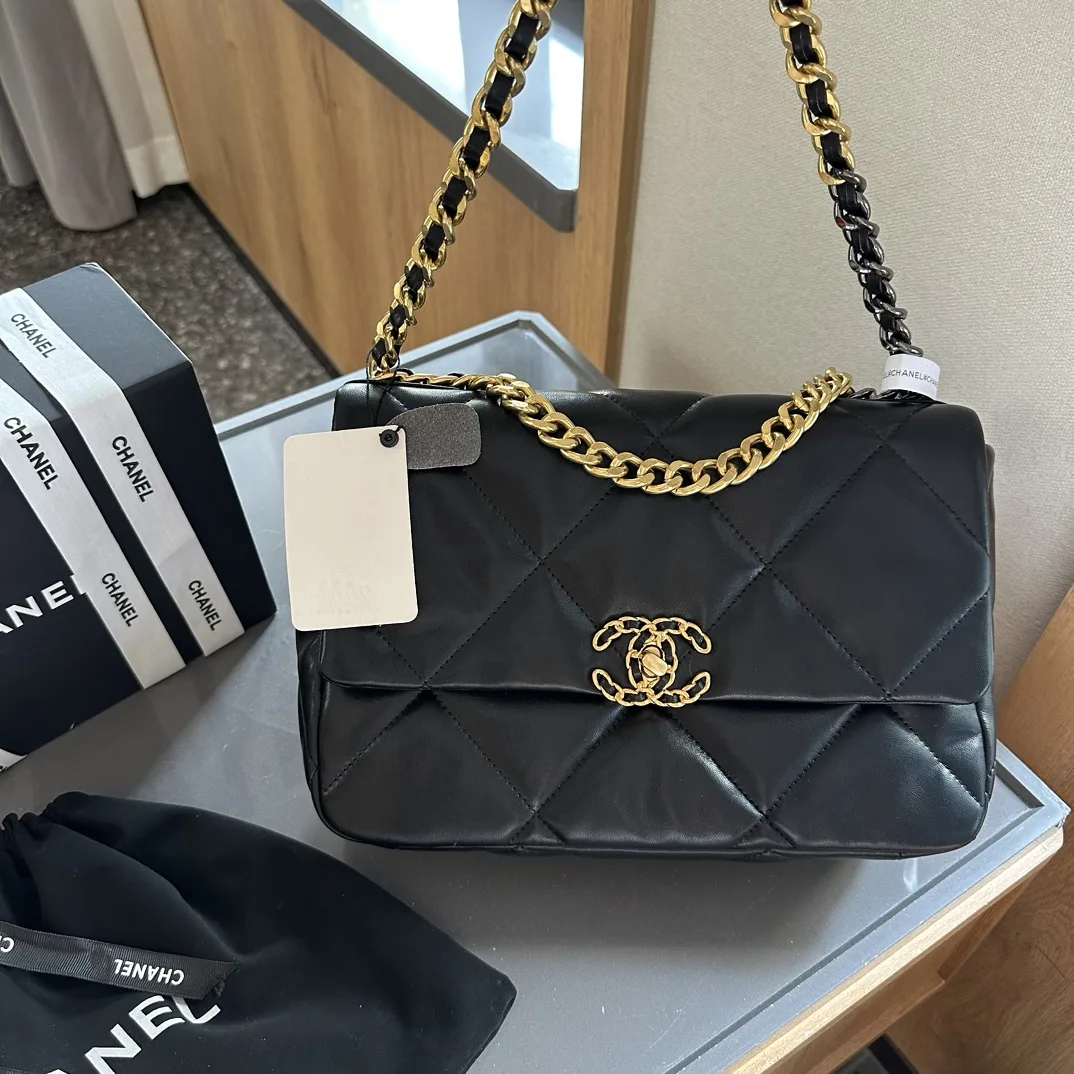 19 HANDBAG