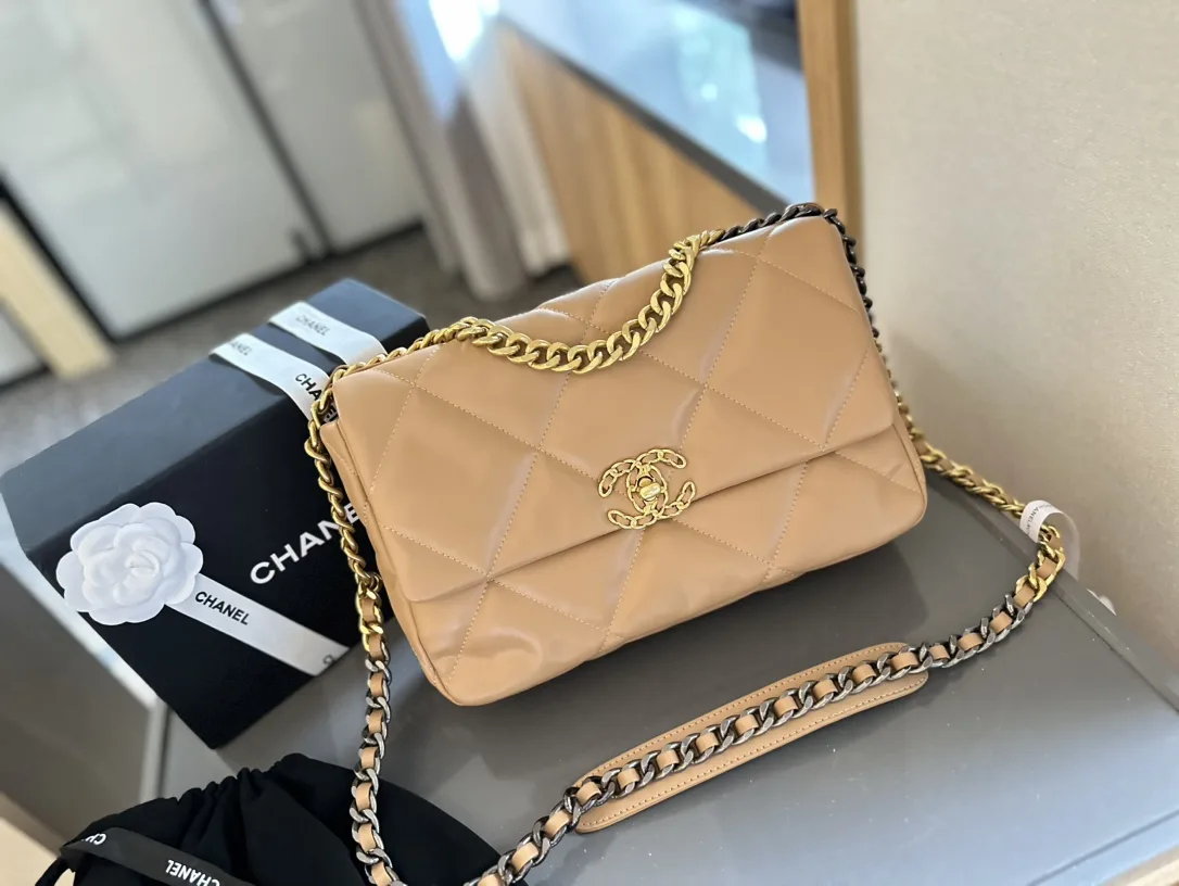 19 HANDBAG