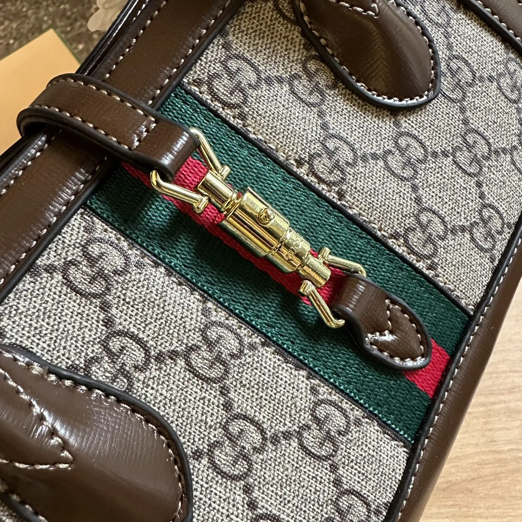 Small tote with piston closure