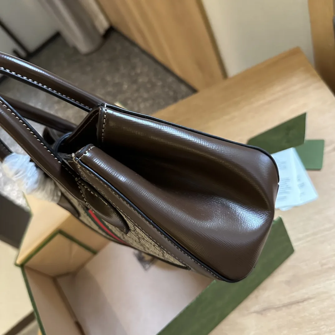 Small tote with piston closure