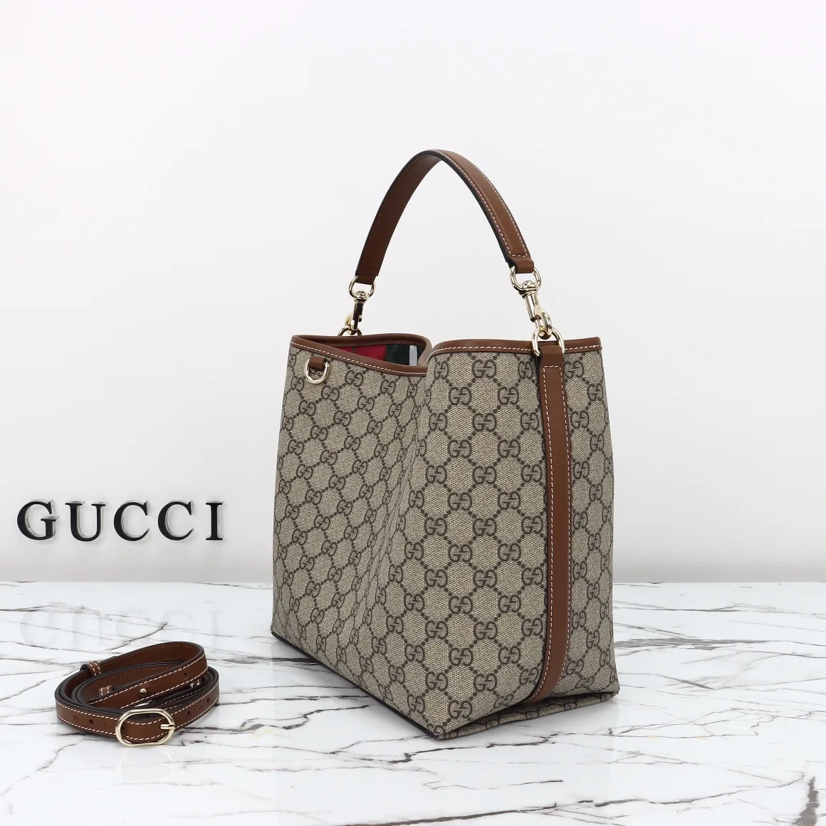 Gucci GG Emblem bucket bag - Medium