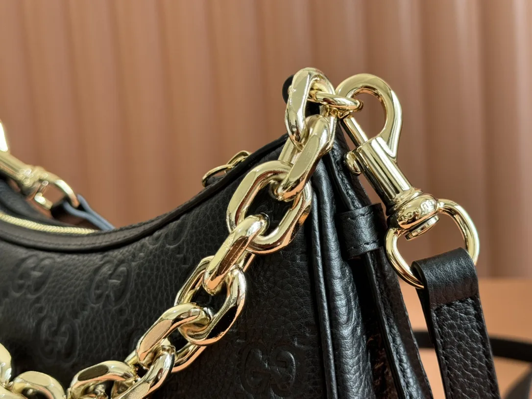 Gucci Emblem Black Grainy Leather Small Bag
