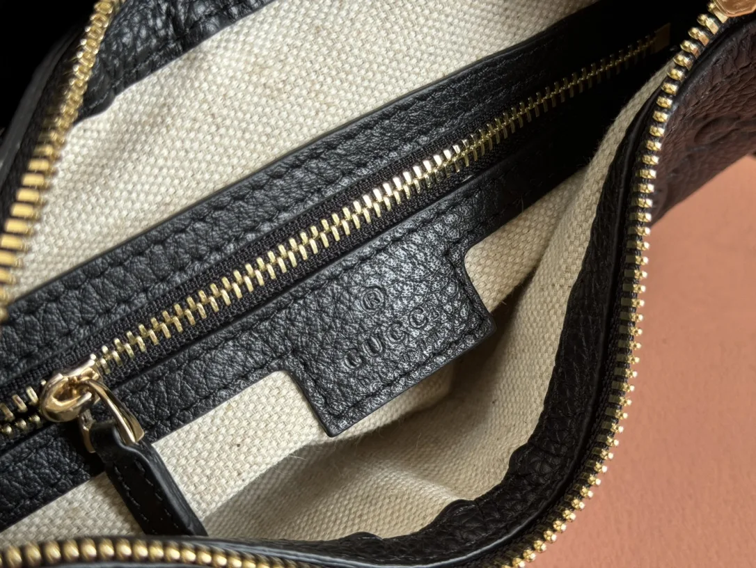Gucci Emblem Black Grainy Leather Small Bag