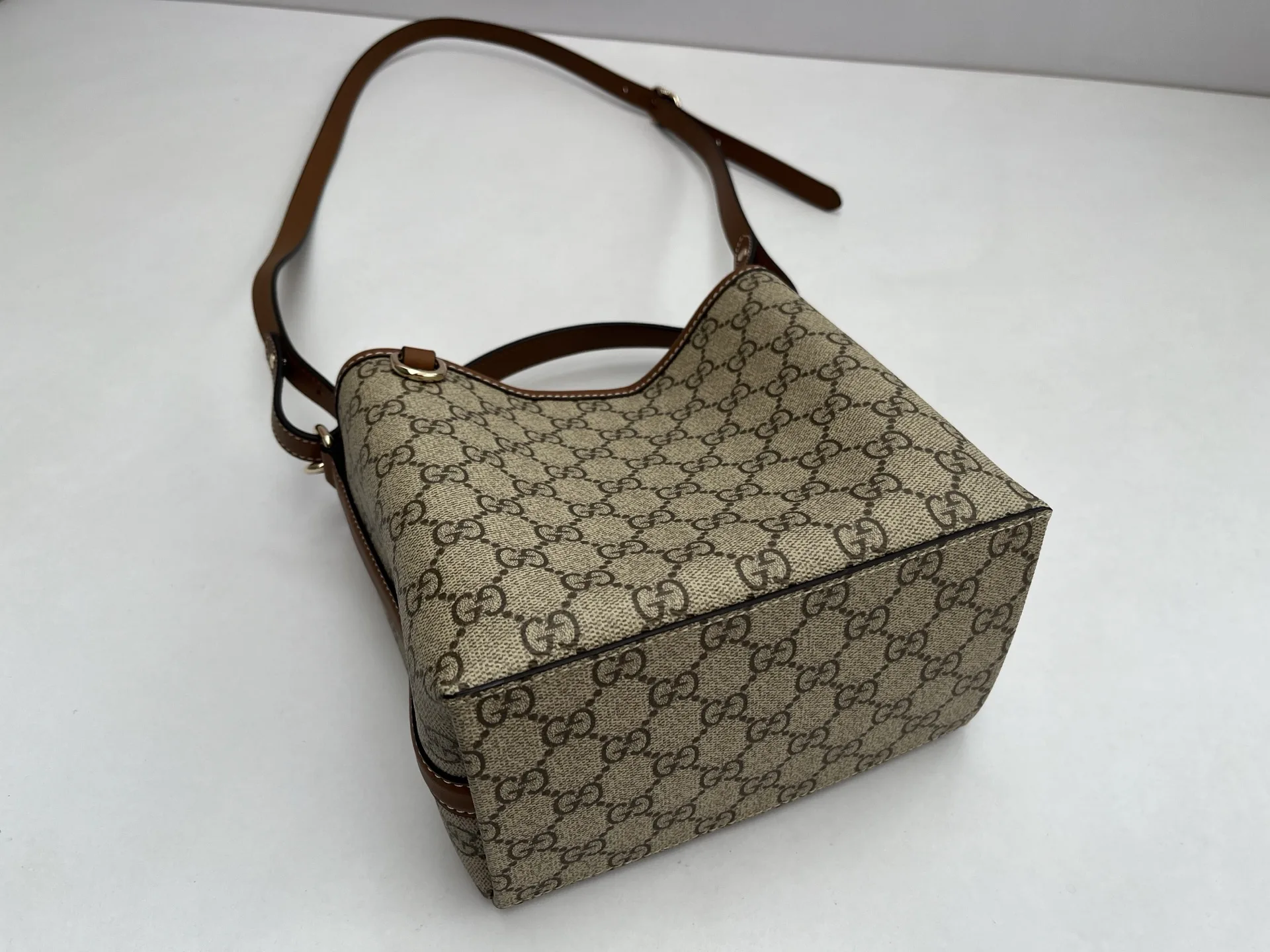 Gucci GG Emblem bucket bag - Small