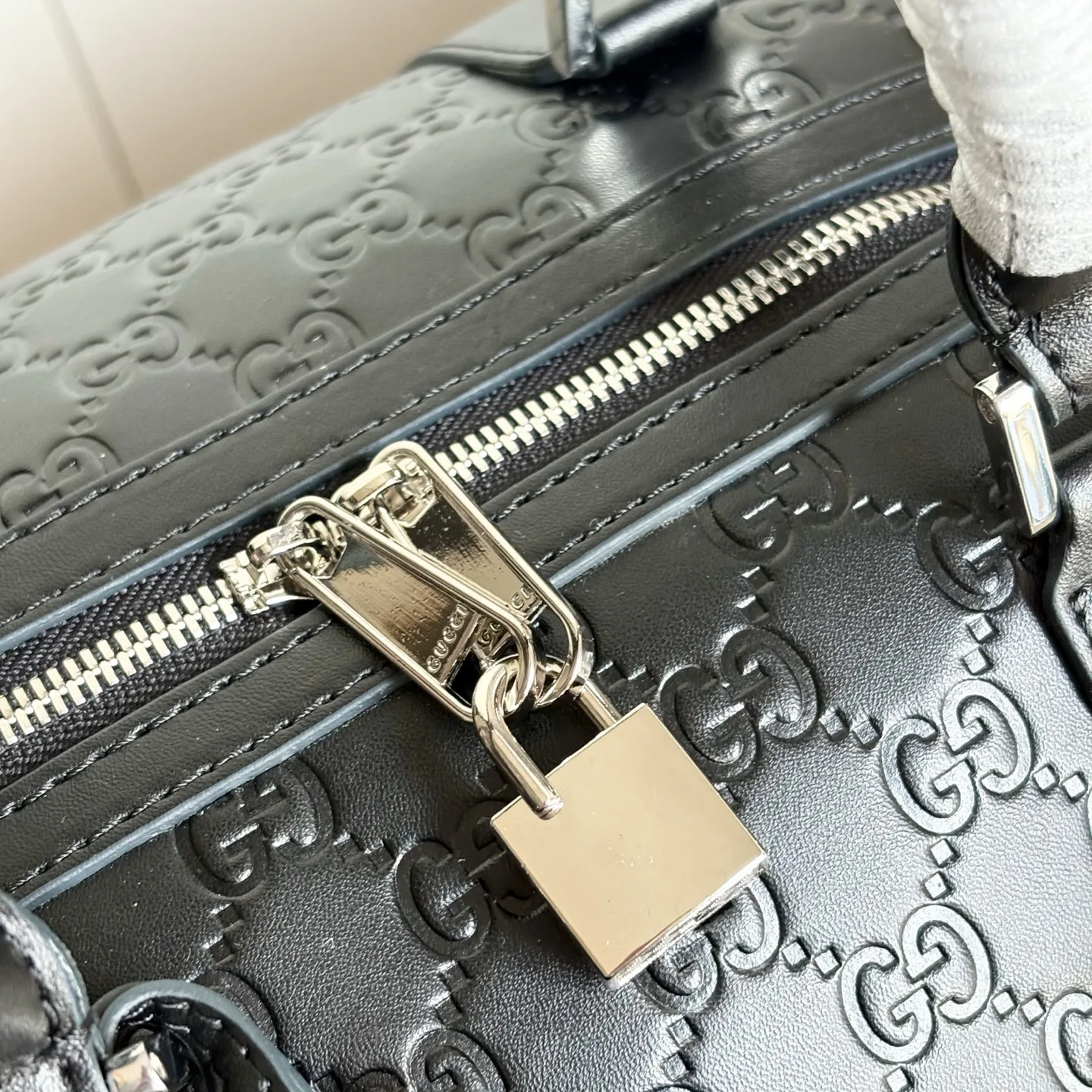 Gucci GG Emblem medium duffle bag - Black