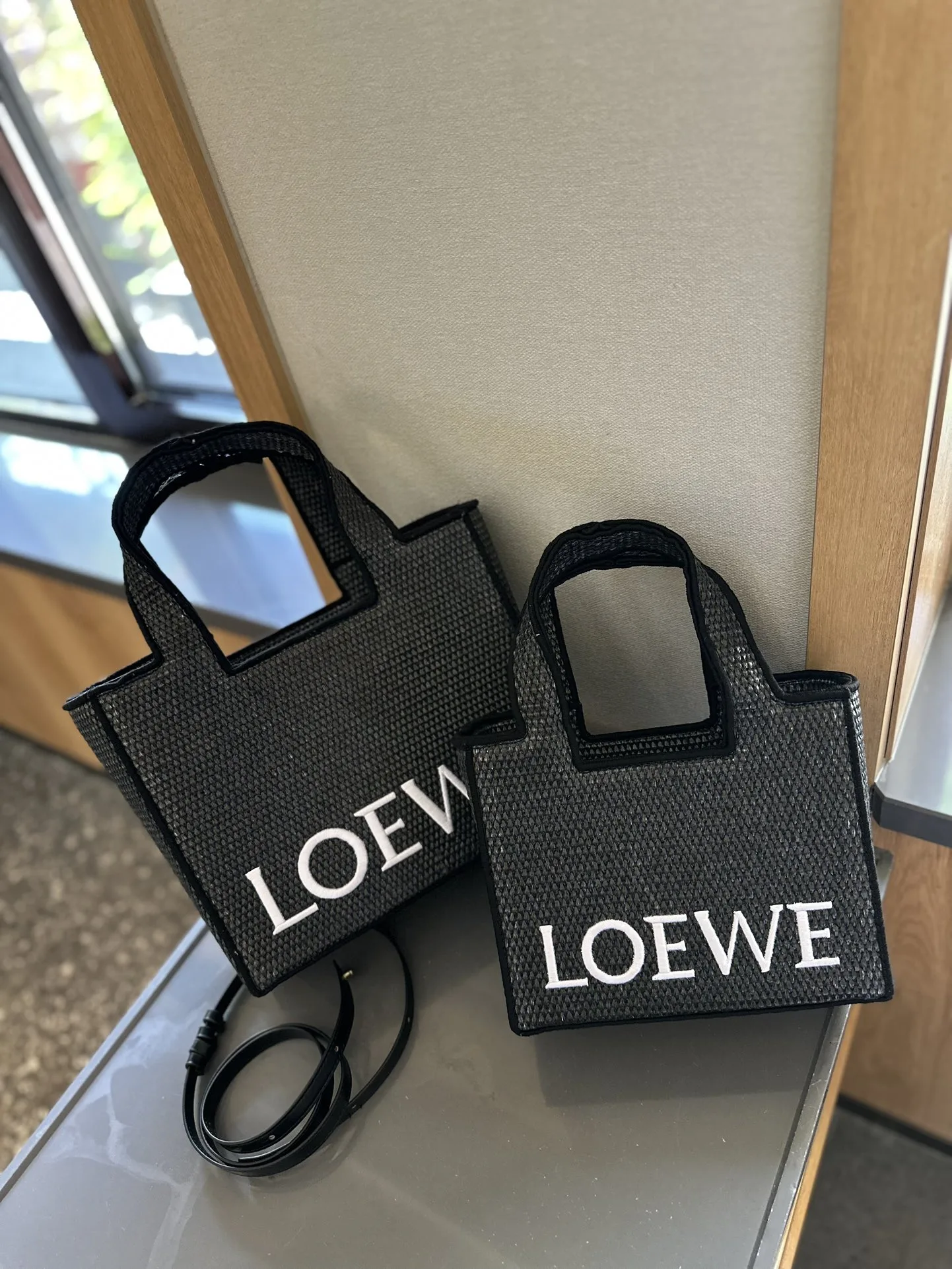 Font Tote in raffia