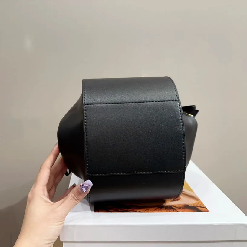 Hammock bag in soft grained calfskin
