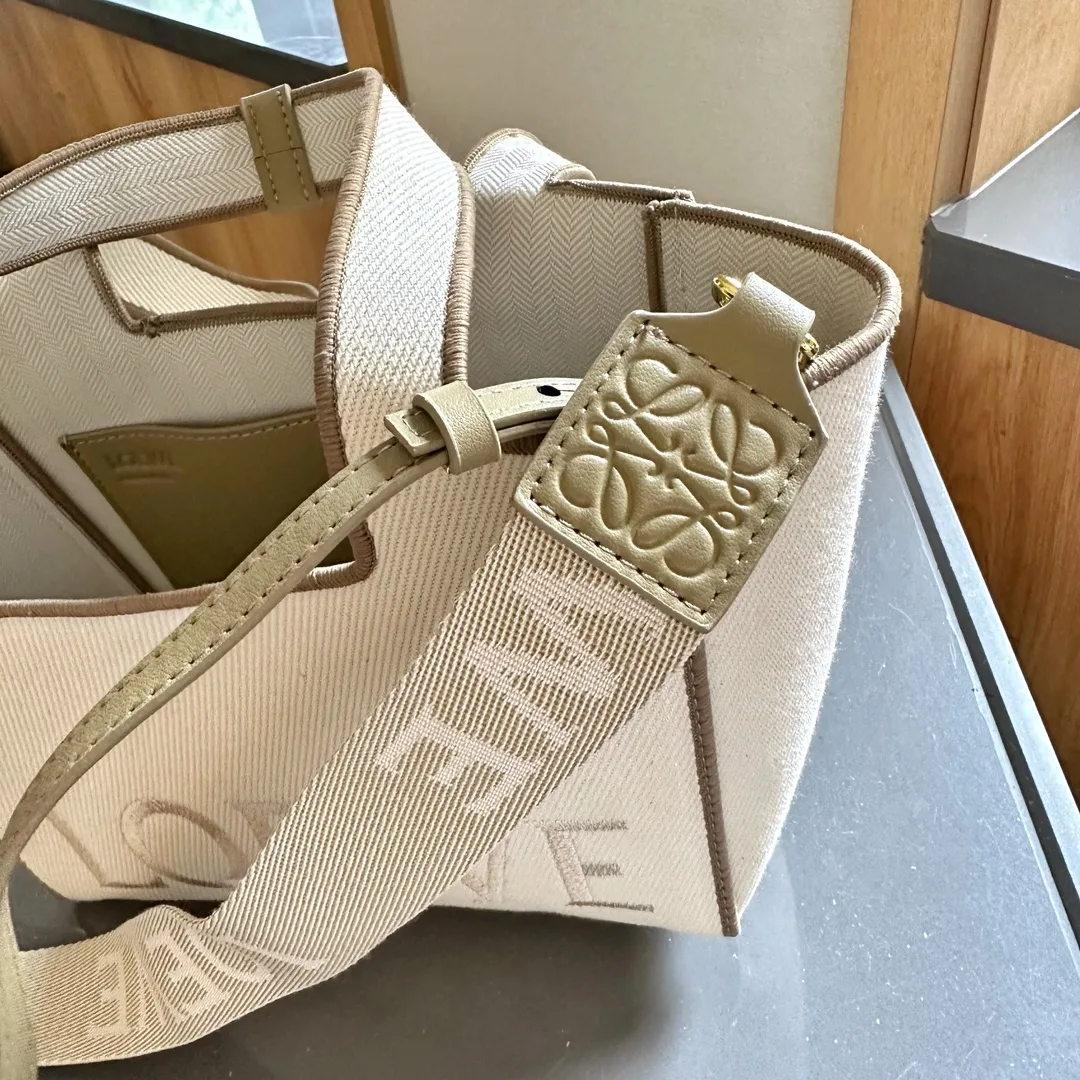 Font tote in raffia