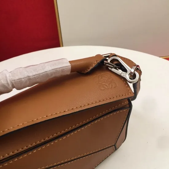 Calfskin Size:18*12.5*8cm Model:0150