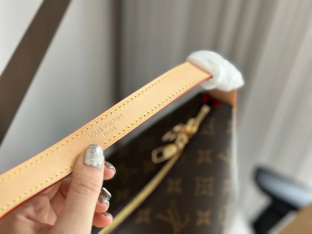 Louis Vuitton M12098 Slouchy MM