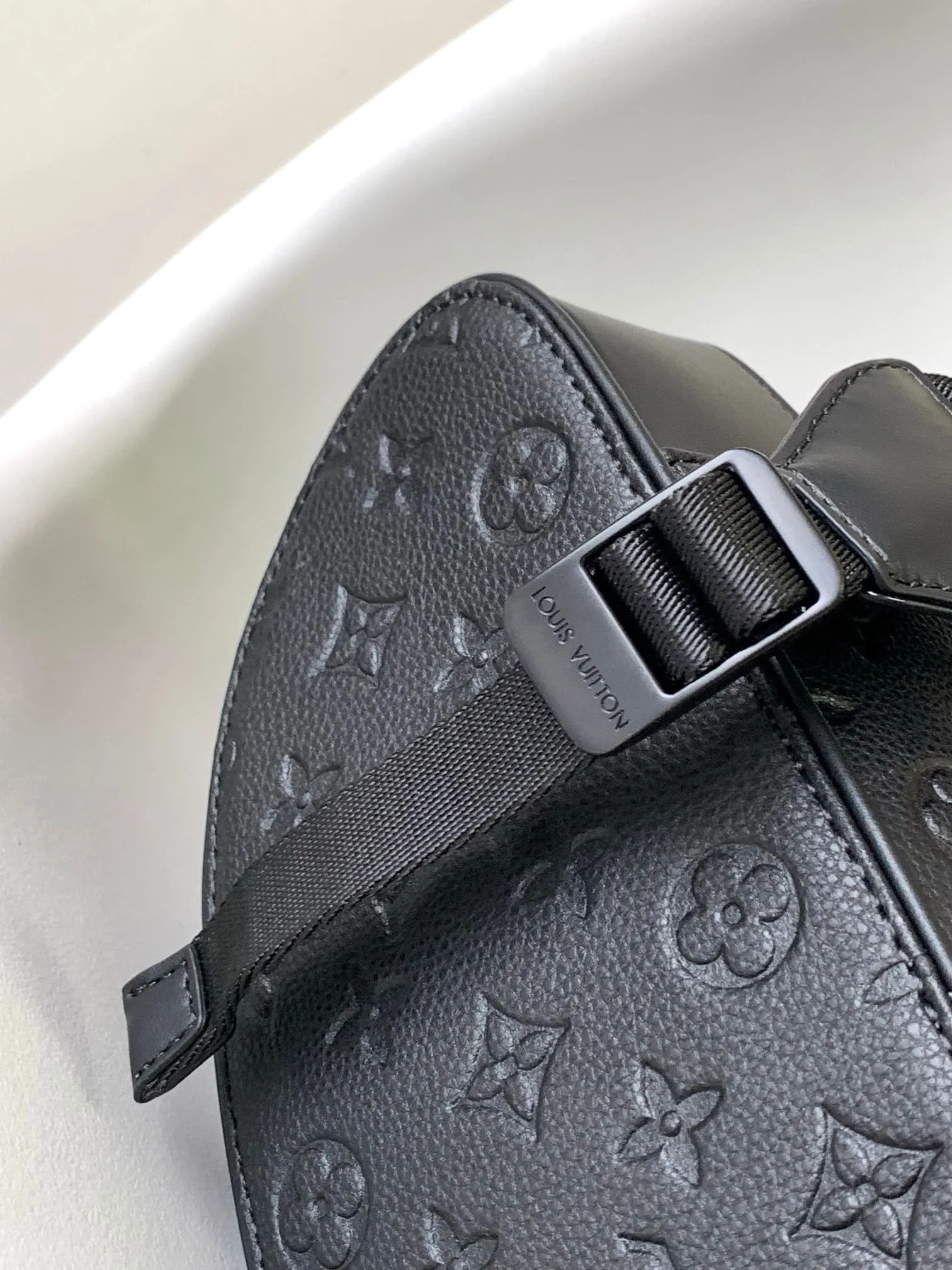 Louis Vuitton M55699 Christopher MM