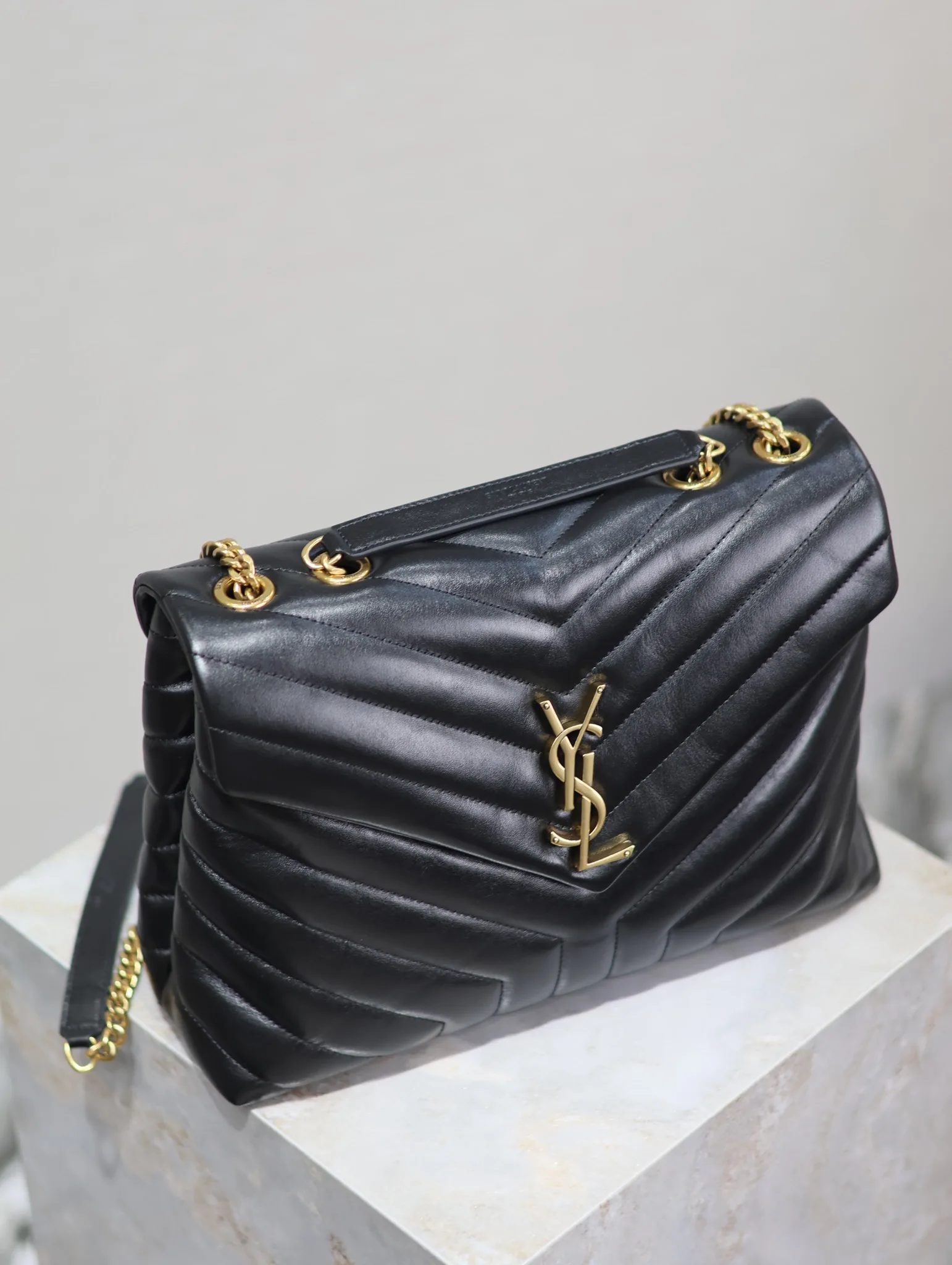 [TOP] SAINT LAURENT Loulou medium quilted leather shoulder bag black - Bag