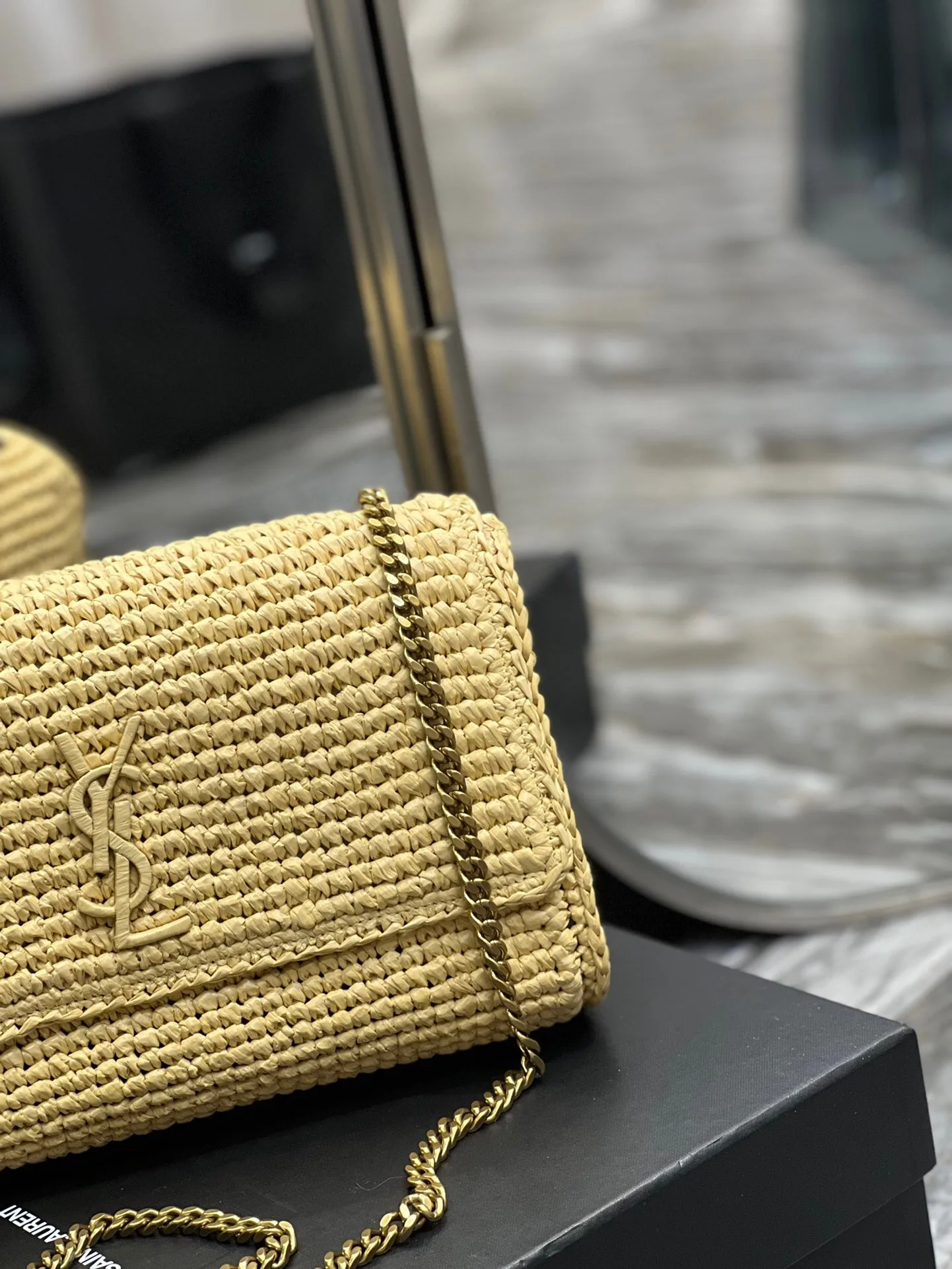 [TOP] SAINT LAUREN KATE MEDIUM SUPPLE CHAIN BAG IN RAFFIA - Bag