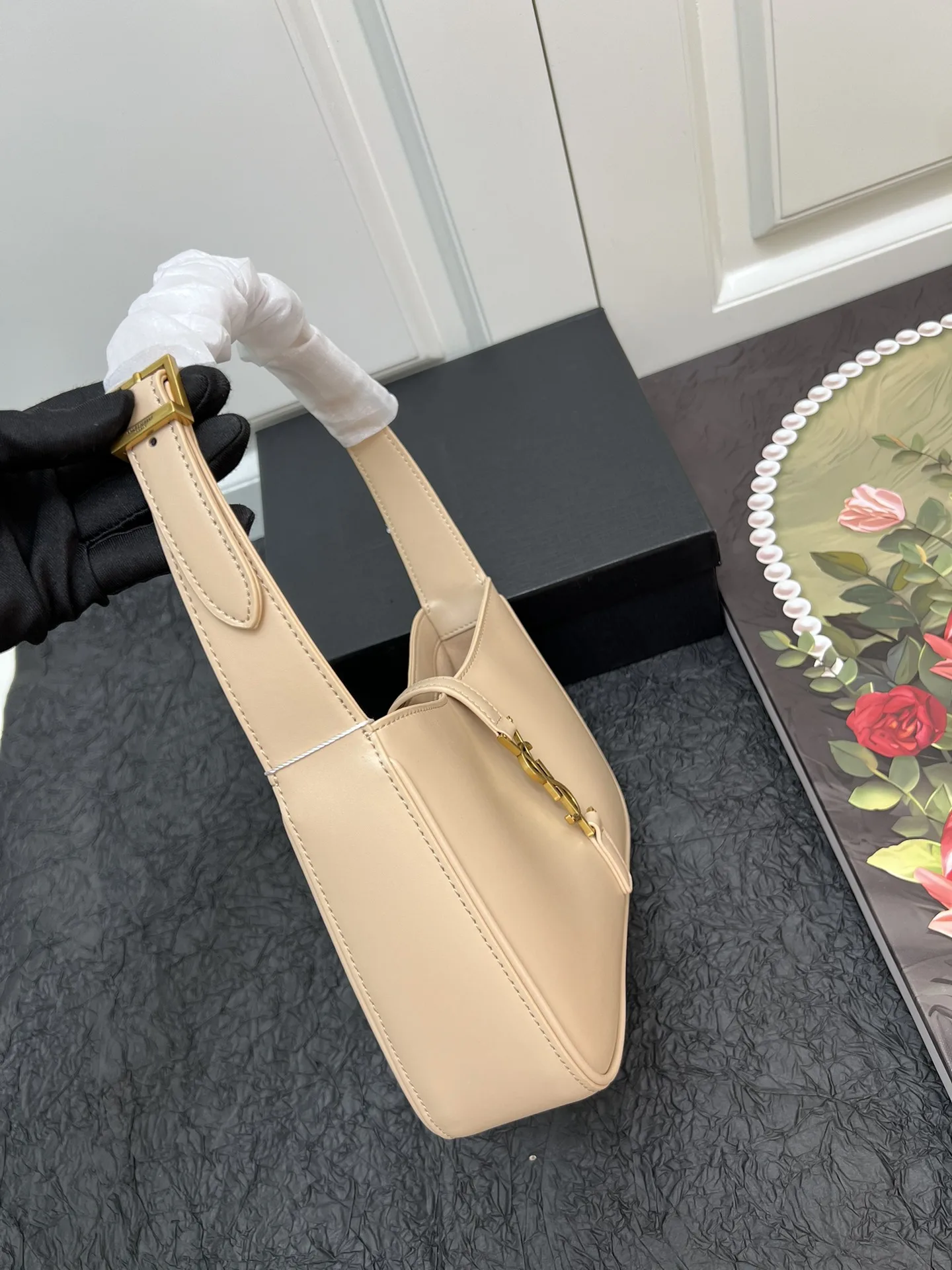 Saint Laurent YSL Le 5 à 7 hobo bag - Flesh Colored Bag