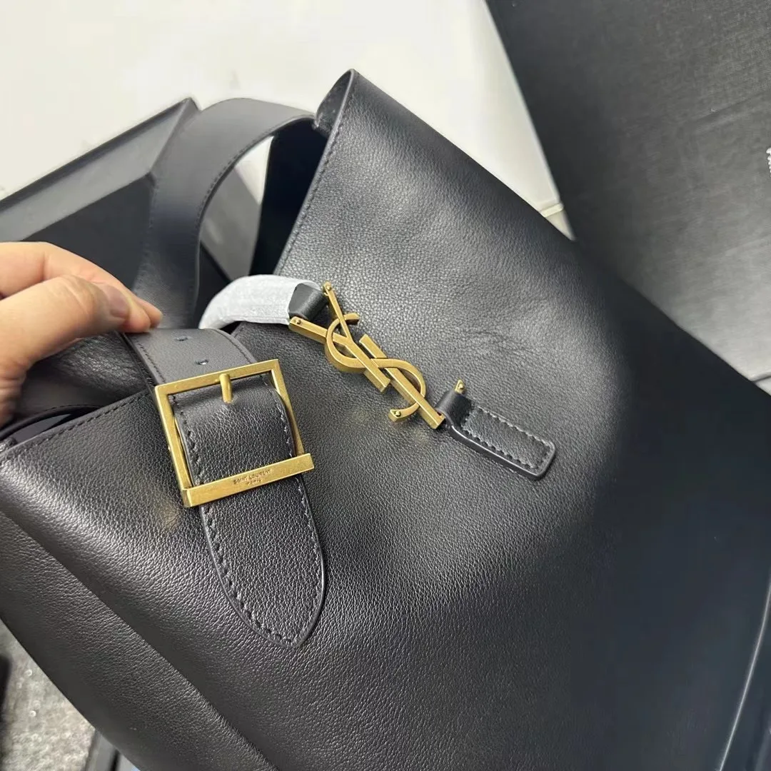SAINT LAURENT Supple Large leather shoulder bag-Black - Bag