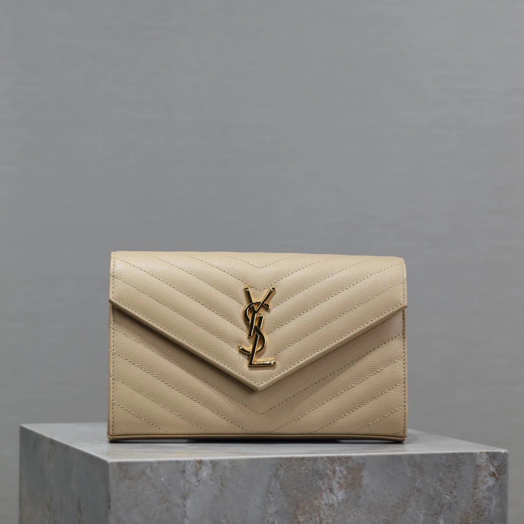 [TOP] Saint Laurent CLASSIC CASSANDRE CHAIN WALLET IN GRAIN DE POUDRE LEATHER