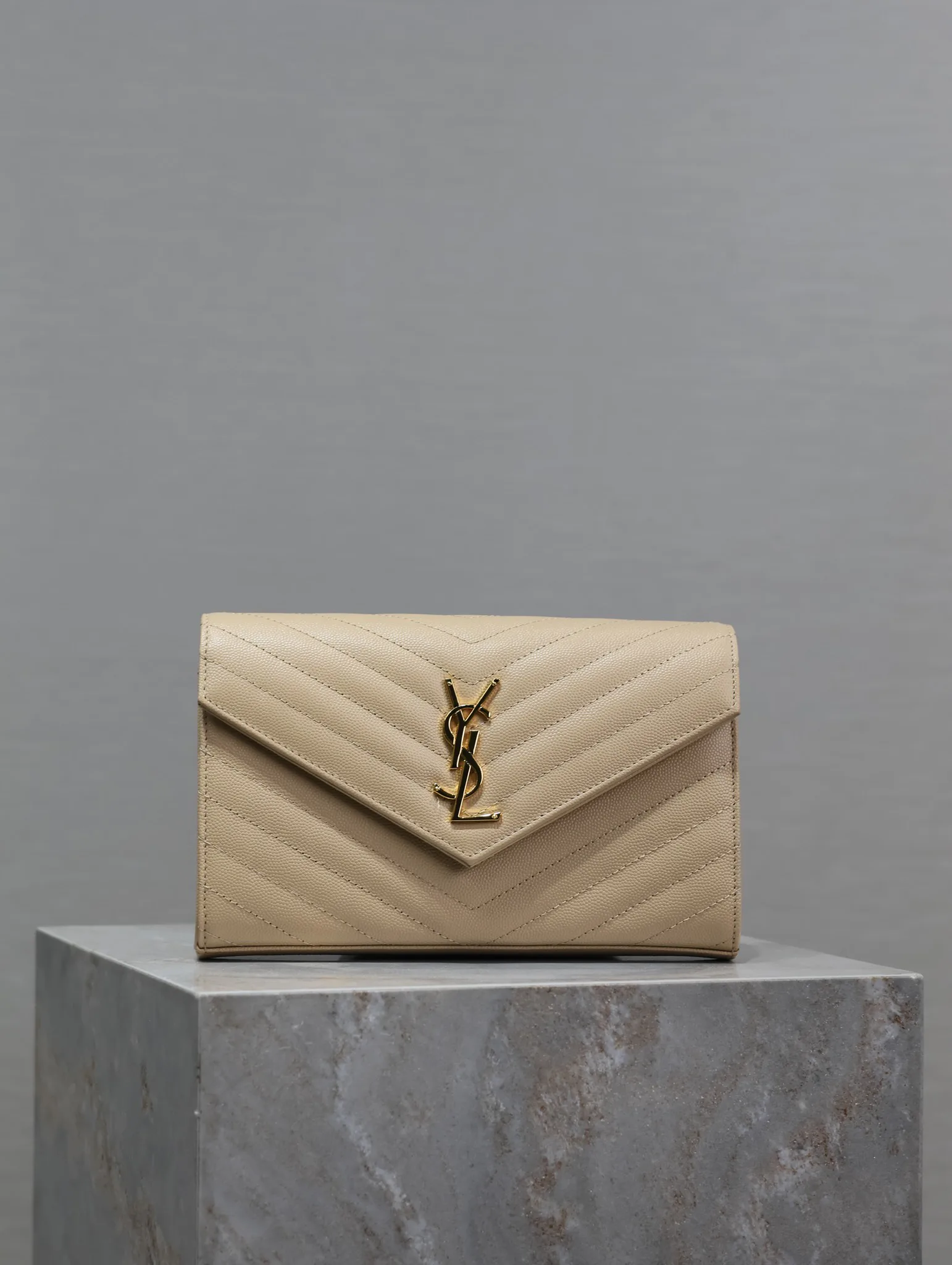 [TOP] Saint Laurent CLASSIC CASSANDRE CHAIN WALLET IN GRAIN DE POUDRE LEATHER