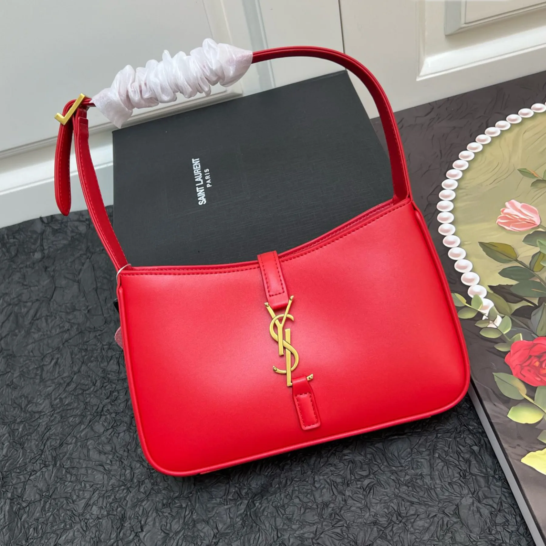 Saint Laurent YSL Le 5 à 7 hobo bag - Red Plain Bag