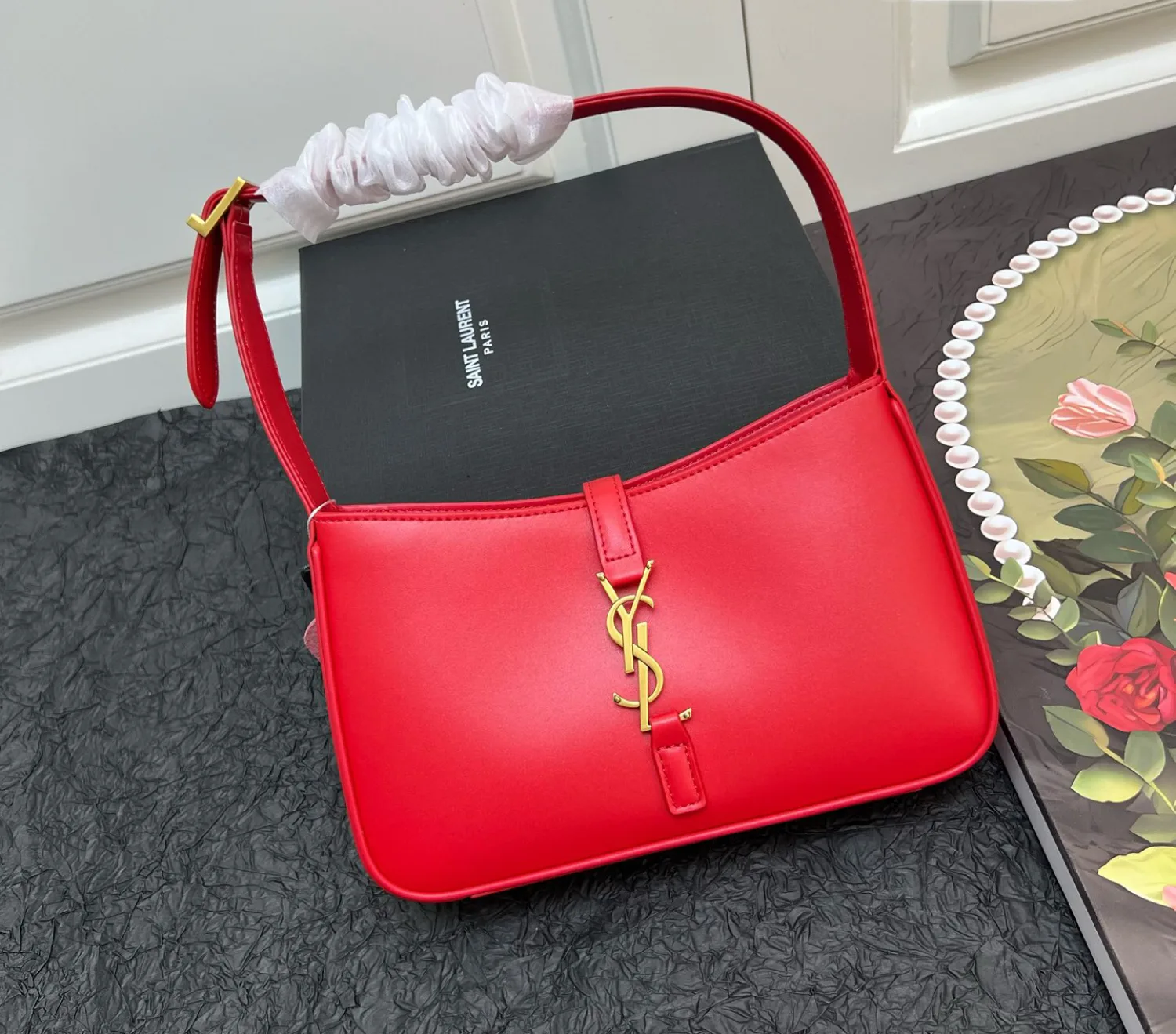Saint Laurent YSL Le 5 à 7 hobo bag - Red Plain Bag