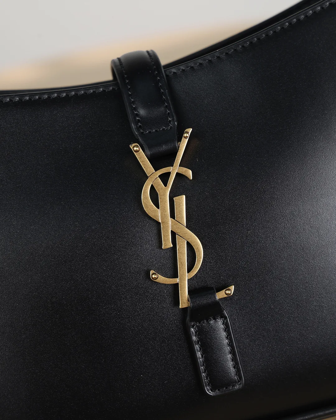 [TOP]SAINT LAURENT YSL Croc-Embossed Le 5 à 7 Hobo Bag