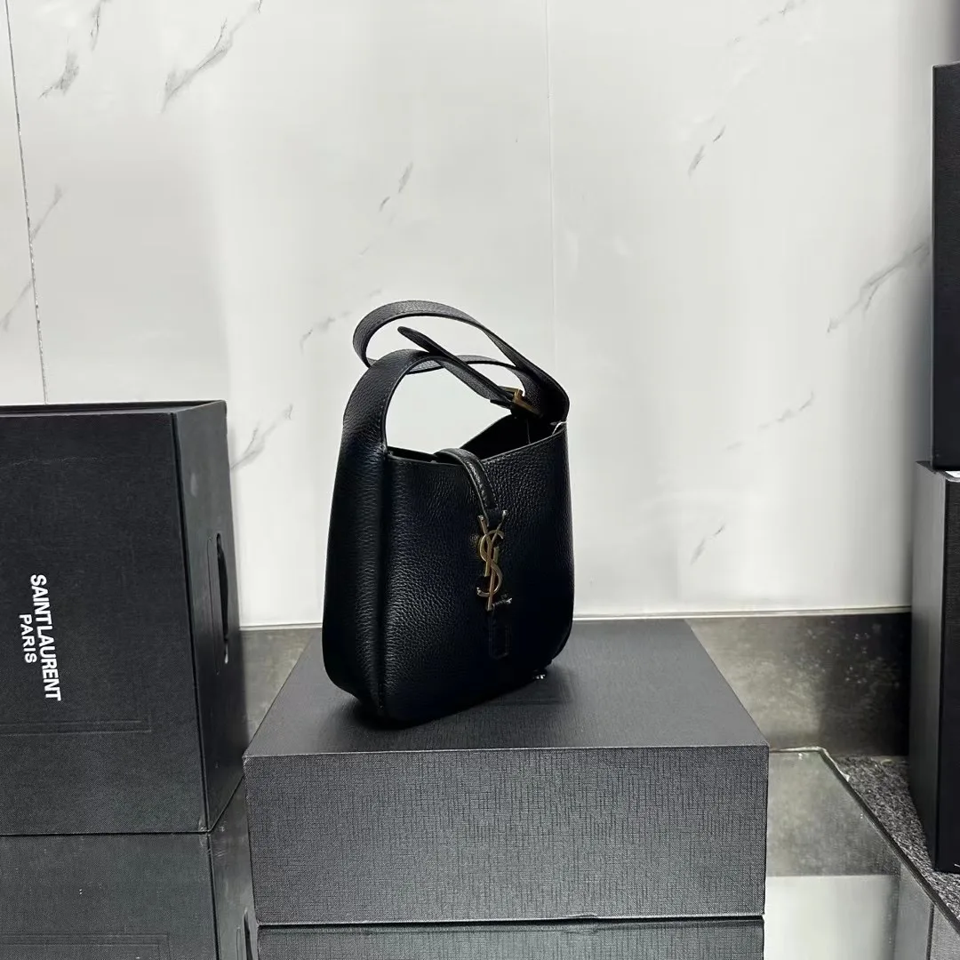 SaintLaurent YSL LE 5 À 7 supple baby in grained leather - Bag