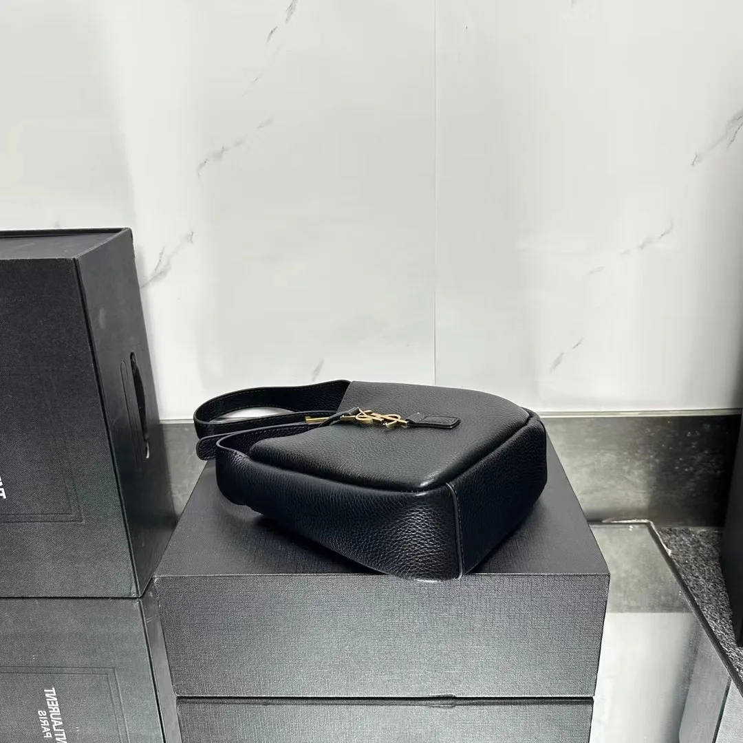 SaintLaurent YSL LE 5 À 7 supple baby in grained leather - Bag