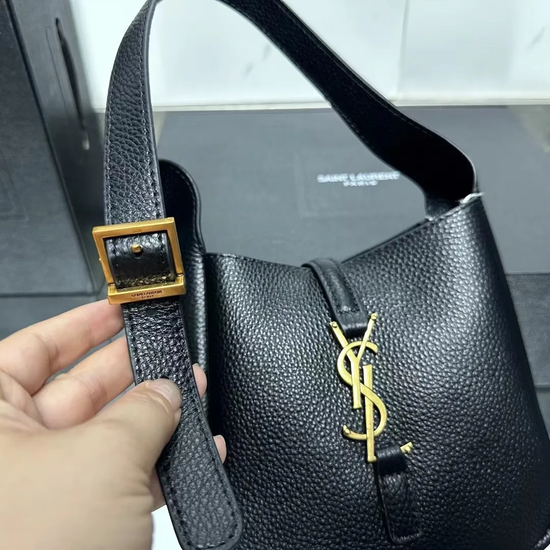 SaintLaurent YSL LE 5 À 7 supple baby in grained leather - Bag
