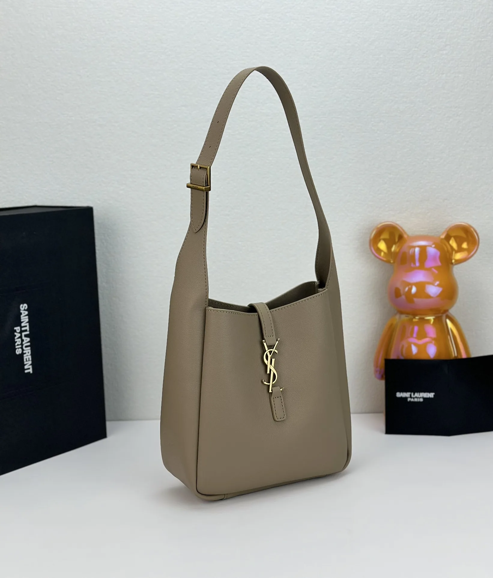 Saint Laurent LE 5 À 7 small bag in soft python Beige - Bag