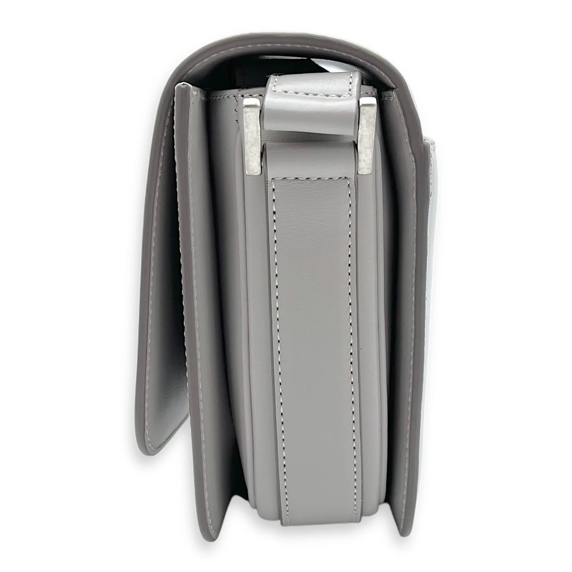 Le 61 Saddle Grey Shoulder Bag in Calfskin, Silver hardware