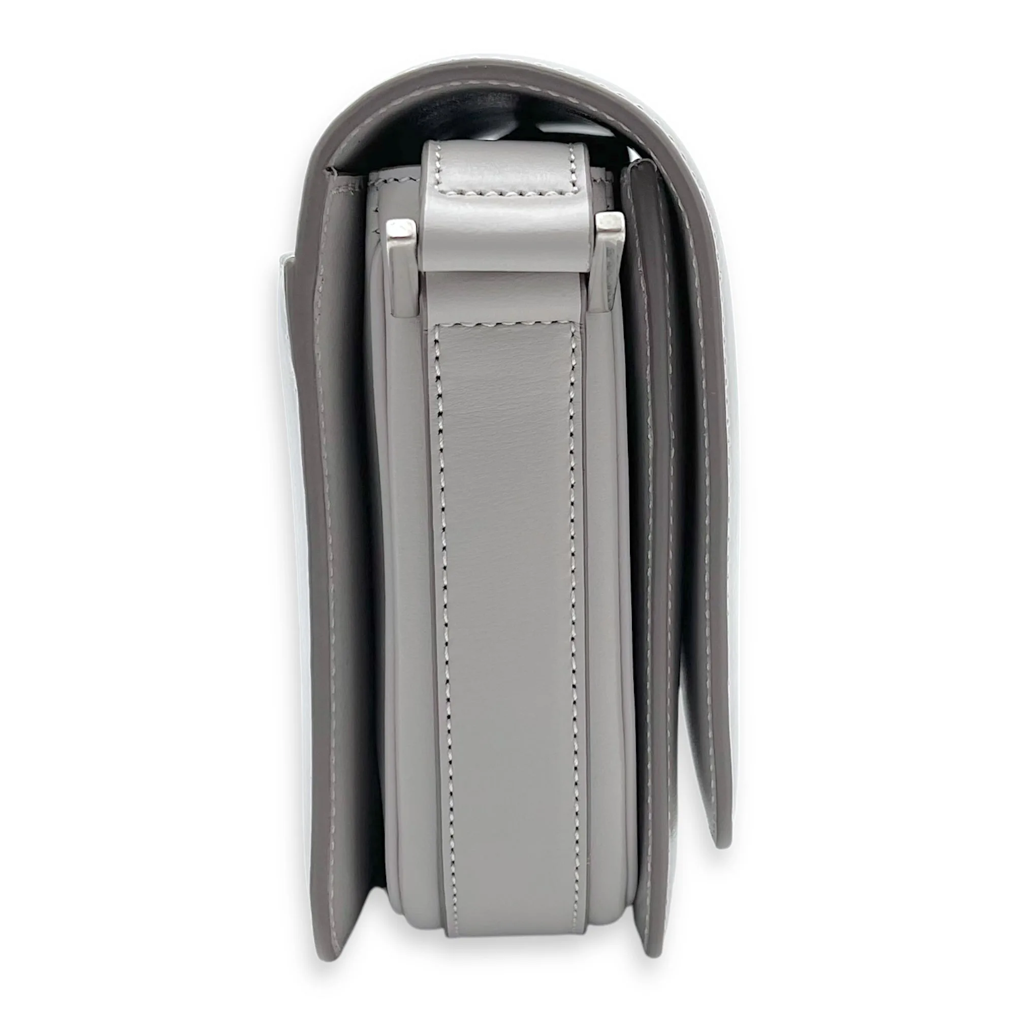 Le 61 Saddle Grey Shoulder Bag in Calfskin, Silver hardware