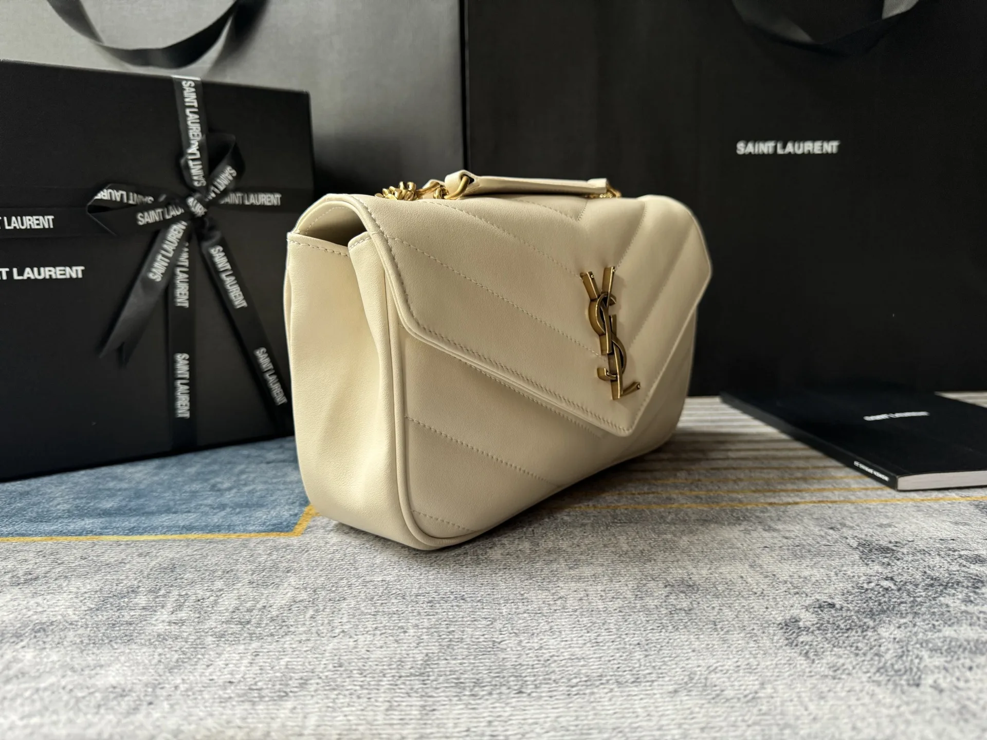 SAINT LAURENT LOULOU in MATELASSÉ Lambskin - White